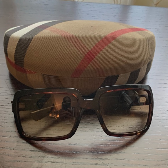 Sold⭐️Burberry Sunglasses - Picture 2 of 5